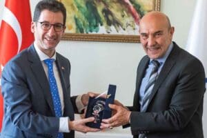 İspanya B&uuml;y&uuml;kel&ccedil;iliği Misyon Şefi Yardımcısı H&eacute;ctor Casta&ntilde;eda ve İzmir Fahri