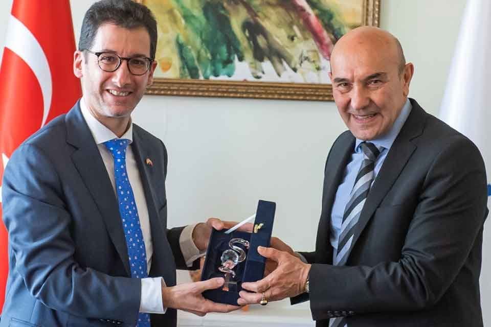 İspanya B&uuml;y&uuml;kel&ccedil;iliği Misyon Şefi Yardımcısı H&eacute;ctor Casta&ntilde;eda ve İzmir Fahri