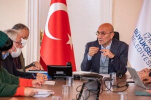 İzmir B&uuml;y&uuml;kşehir Belediye Başkanı Tun&ccedil; Soyer kentte pandemi nedeniyle sekteye