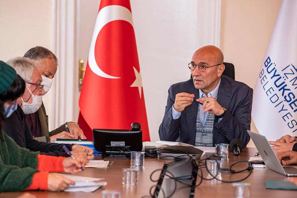 İzmir B&uuml;y&uuml;kşehir Belediye Başkanı Tun&ccedil; Soyer kentte pandemi nedeniyle sekteye