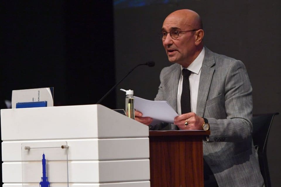İzmir B&uuml;y&uuml;kşehir Belediyesi Meclisi'nde konuşan b&uuml;y&uuml;kşehir belediye başkanı Tun&ccedil; Soyer,