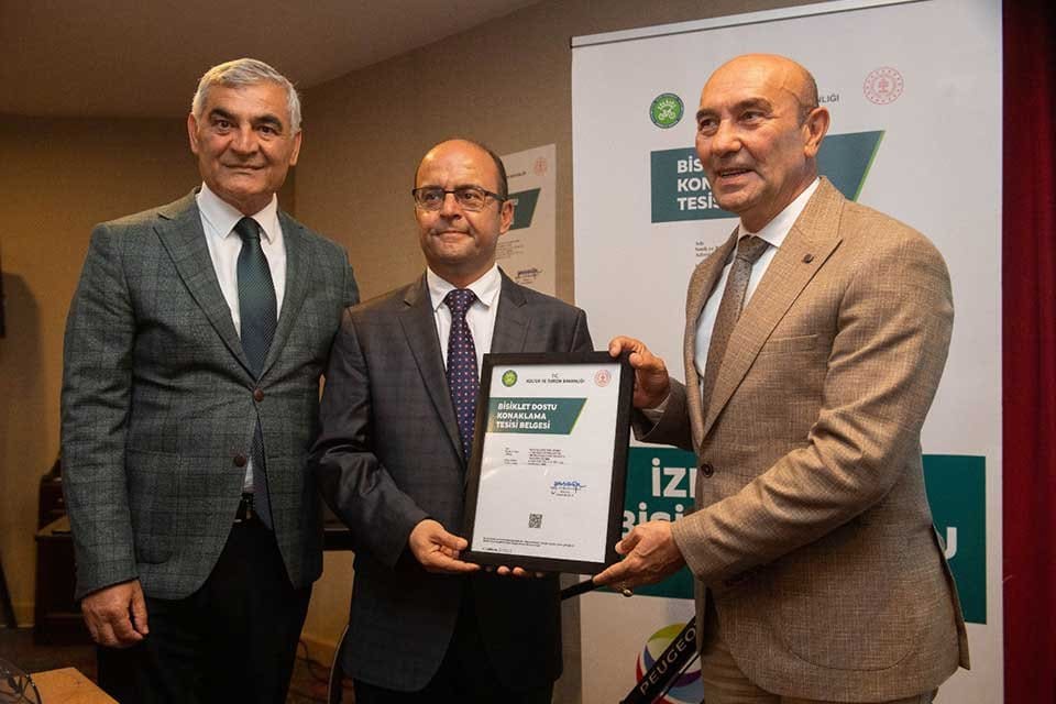 İzmir B&uuml;y&uuml;kşehir Belediye Başkanı Tun&ccedil; Soyer, İzmir'in ilk bisiklet dostu