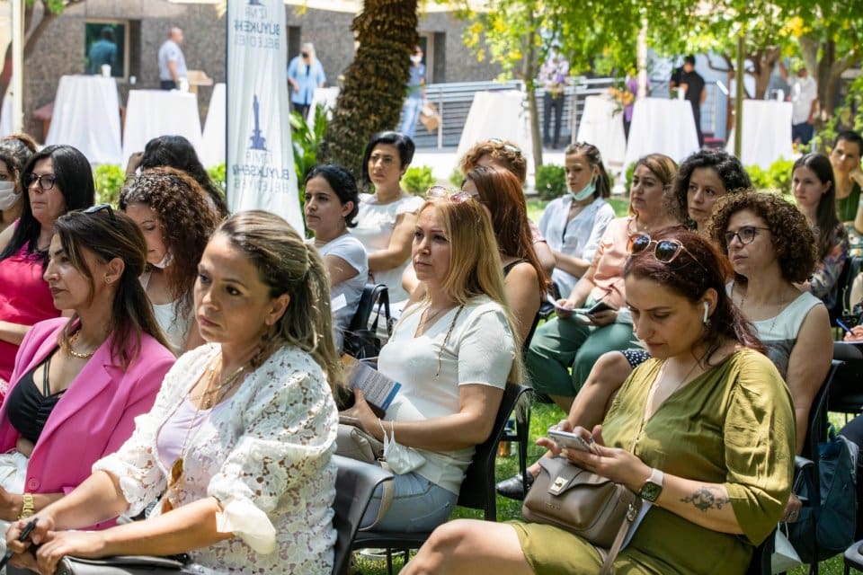 İzmir B&uuml;y&uuml;kşehir Belediye Başkanı Tun&ccedil; Soyer, B&uuml;y&uuml;kşehir Belediyesi'nin kadın &ccedil;alışanları