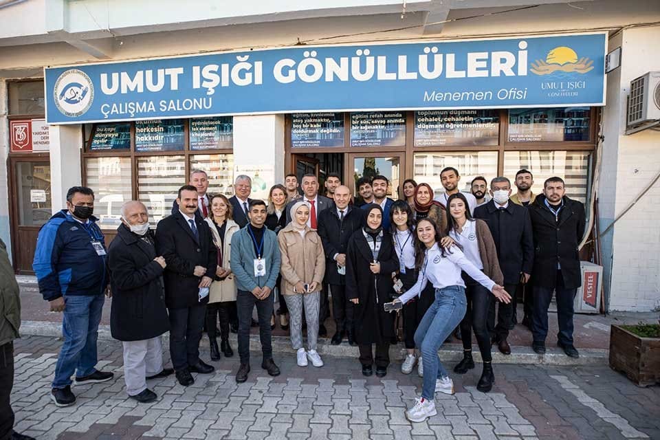 İzmir B&uuml;y&uuml;kşehir Belediye Başkanı Tun&ccedil; Soyer Menemen Umut Işığı G&ouml;n&uuml;ll&uuml;leri