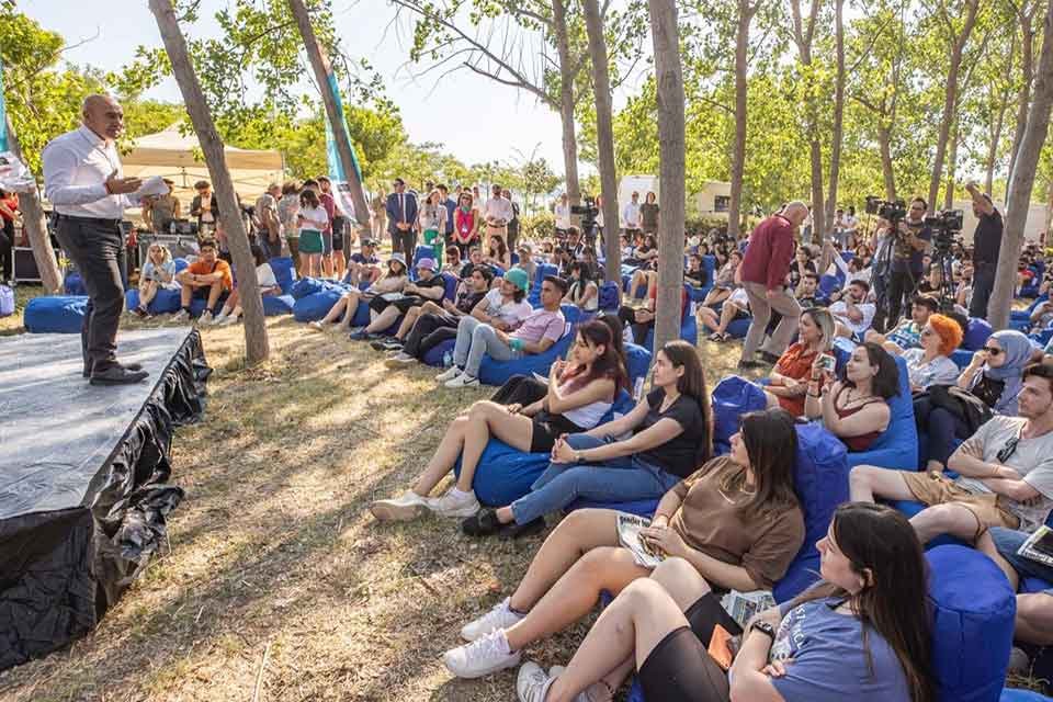 Başkan Soyer, 5 g&uuml;n boyunca s&uuml;recek olan gen&ccedil;lik festivali &ouml;ncesi