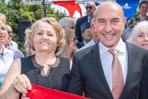 İzmir Büyükşehir Belediye Başkanı Tunç Soyer, Ödemiş’te düzenlenen Çiftçi Buluşması’nda