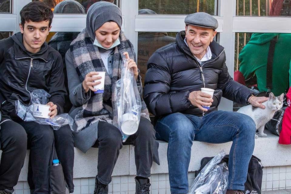 Başkan Soyer öğrencilere müjdeyi verdi. Başkan Soyer, ev taşıyacak olan