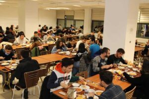 Başkan Soyer öğrencilerin yaşadığı ekonomik sıkıntılara bir nebze de olsa katkı