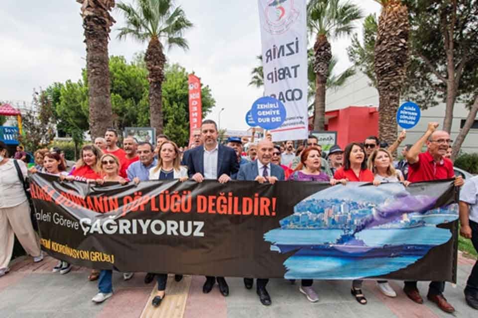 Aliağa&rsquo;da s&ouml;k&uuml;m&uuml; ger&ccedil;ekleştirilecek olan Nae Sao Paulo gemisine karşı verilen