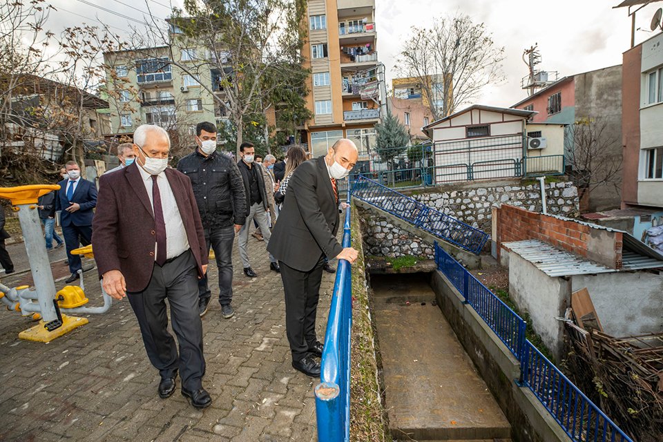 İzmir Büyükşehir Belediye Başkanı Tunç Soyer mahallelerin acil sorunlarını hızlı