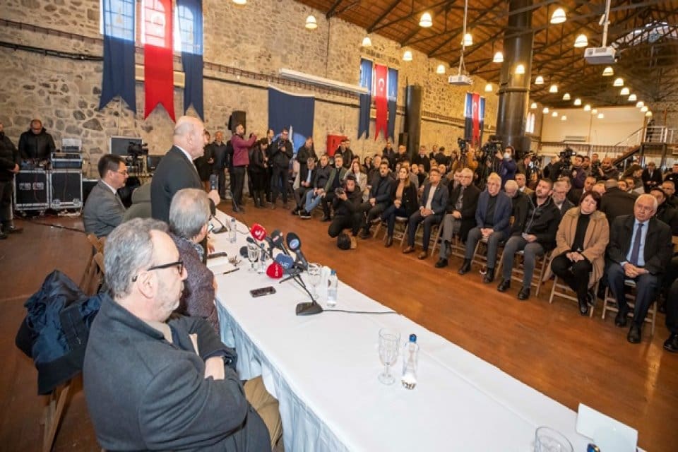 İzmir B&uuml;y&uuml;kşehir Belediye Başkanı Tun&ccedil; Soyer depremzedelere destek s&uuml;recinde son