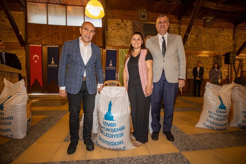 İzmir B&uuml;y&uuml;kşehir Belediye Başkanı Tun&ccedil; Soyer kırsalda k&uuml;&ccedil;&uuml;k &uuml;reticiyi desteklemeyi