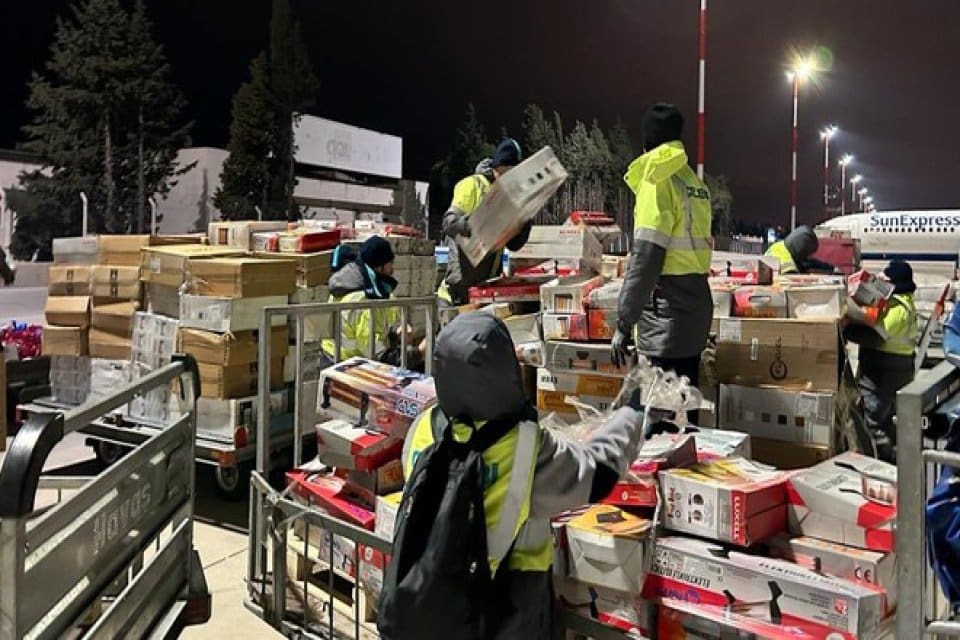 İzmir B&uuml;y&uuml;kşehir Belediye Başkanı Tun&ccedil; Soyer, İzmir'de toplanan insani yardımların