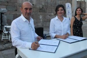 İzmir B&uuml;y&uuml;kşehir Belediyesi (İBB) Başkanı Tun&ccedil; Soyer, yazar Ahmet &Uuml;mit'in