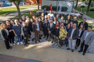 Cumartesi mesaisinin ilk saatlerinde depremzedelerle buluşan İzmir Büyükşehir Belediye Başkanı