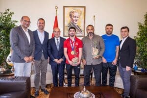 İspanya&rsquo;da yapılan U23 D&uuml;nya G&uuml;reş Şampiyonası&rsquo;nda altın madalya kazanan İzmir
