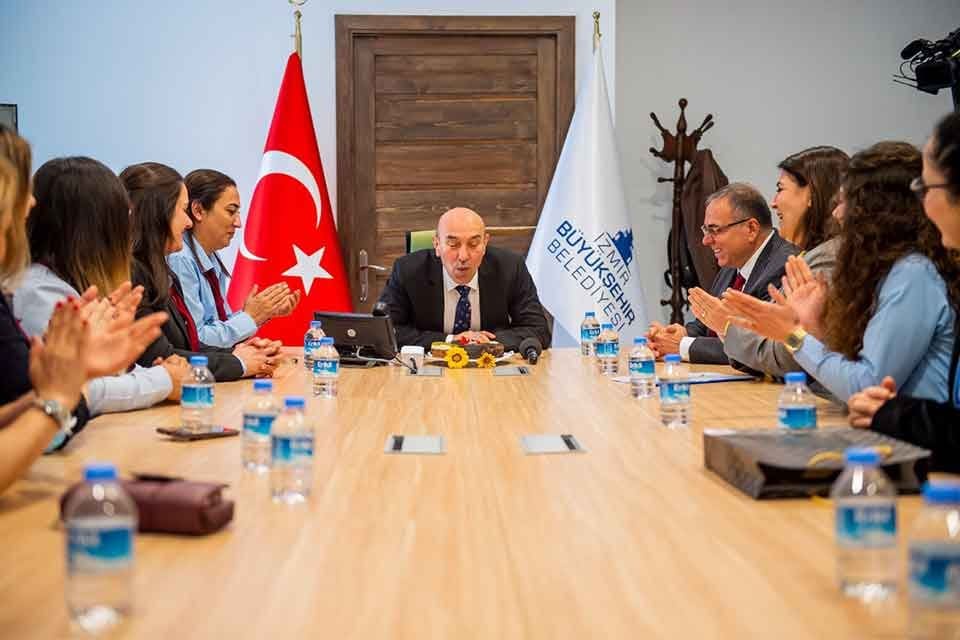 İzmir B&uuml;y&uuml;kşehir Belediye Başkanı Tun&ccedil; Soyer, ESHOT&rsquo;ta g&ouml;revli kadın şof&ouml;rlerin