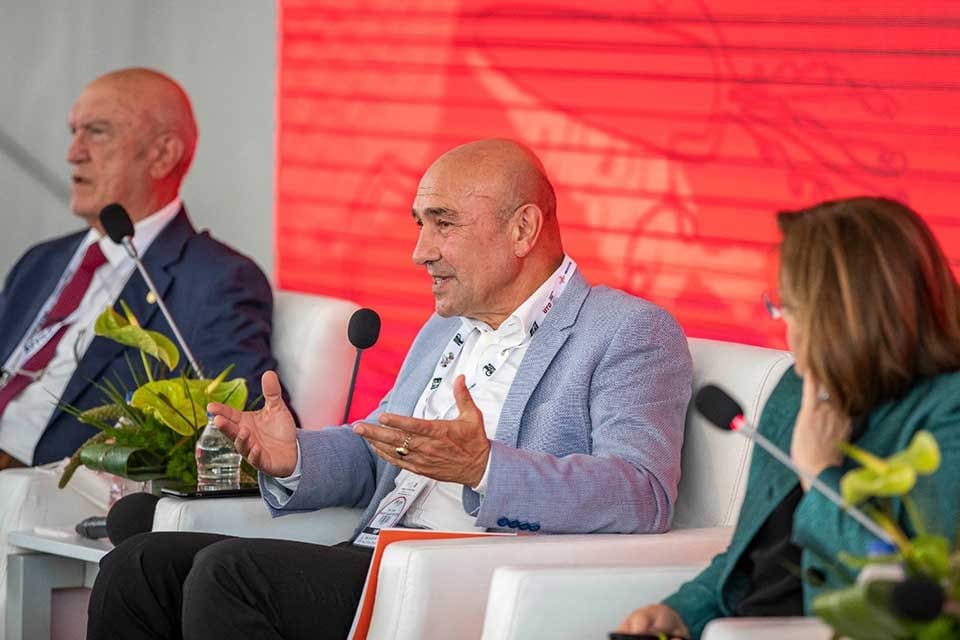 İzmir B&uuml;y&uuml;kşehir Belediye Başkanı Tun&ccedil; Soyer, B&uuml;y&uuml;kşehir Belediyesi'nin ana sponsoru