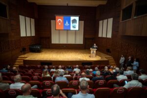 İzmir B&uuml;y&uuml;kşehir Belediye Başkanı Tun&ccedil; Soyer, İzmir&rsquo;de ge&ccedil;miş yıllarda g&ouml;rev