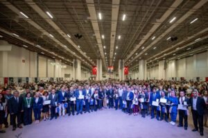 İzmir B&uuml;y&uuml;kşehir Belediyesi'nin demokrasi zincirinin ilk halkası muhtarlara dikkat &ccedil;ekmek