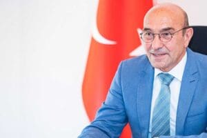 İzmir B&uuml;y&uuml;kşehir Belediye Başkanı Tun&ccedil; Soyer, Fitch Ratings tarafından yayımlanan