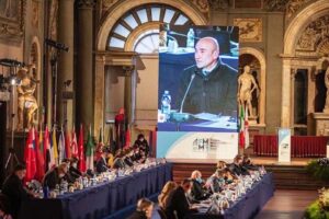 Floransa'da d&uuml;zenlenen Barışın &Ouml;nc&uuml;s&uuml; Akdeniz Belediye Başkanları Forumu'nun kapanış oturumunda