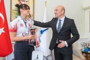 İzmir B&uuml;y&uuml;kşehir Belediye Başkanı Tun&ccedil; Soyer d&ouml;v&uuml;ş sporlarındaki 4 branşta