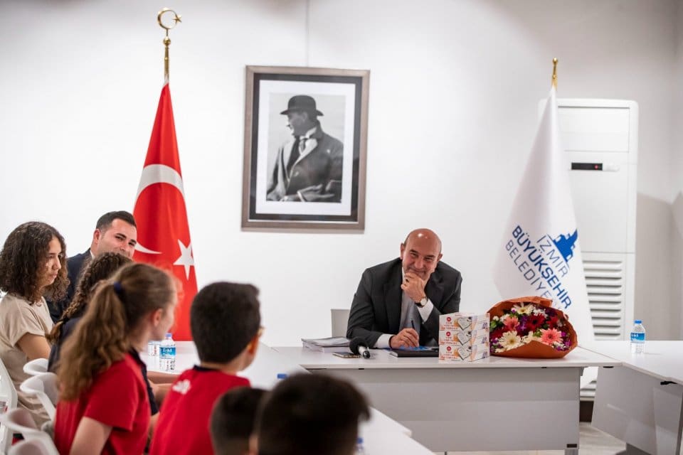 İzmir B&uuml;y&uuml;kşehir Belediye Başkanı Tun&ccedil; Soyer okullarındaki &ldquo;Yaratıcı Yazarlık&rdquo; projesine