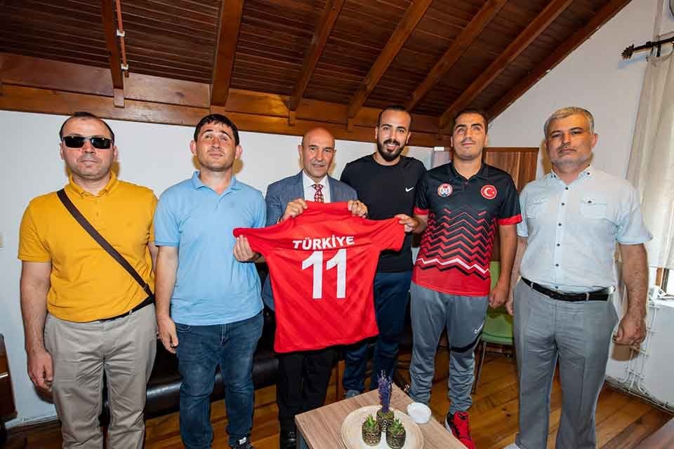 İzmir B&uuml;y&uuml;kşehir Belediye Başkanı Tun&ccedil; Soyer, İzmir &Ccedil;ağdaş G&ouml;rmeyenler Spor