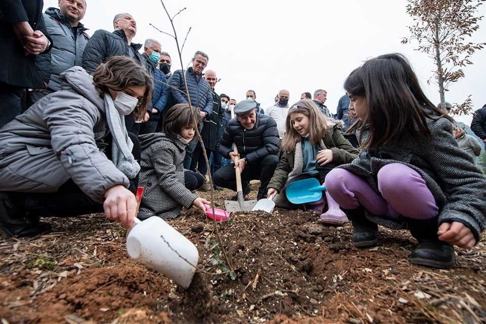 İzmir B&uuml;y&uuml;kşehir Belediyesi&rsquo;nin &ldquo;Bir Fidan Bir D&uuml;nya&rdquo; kampanyası kapsamında Menderes