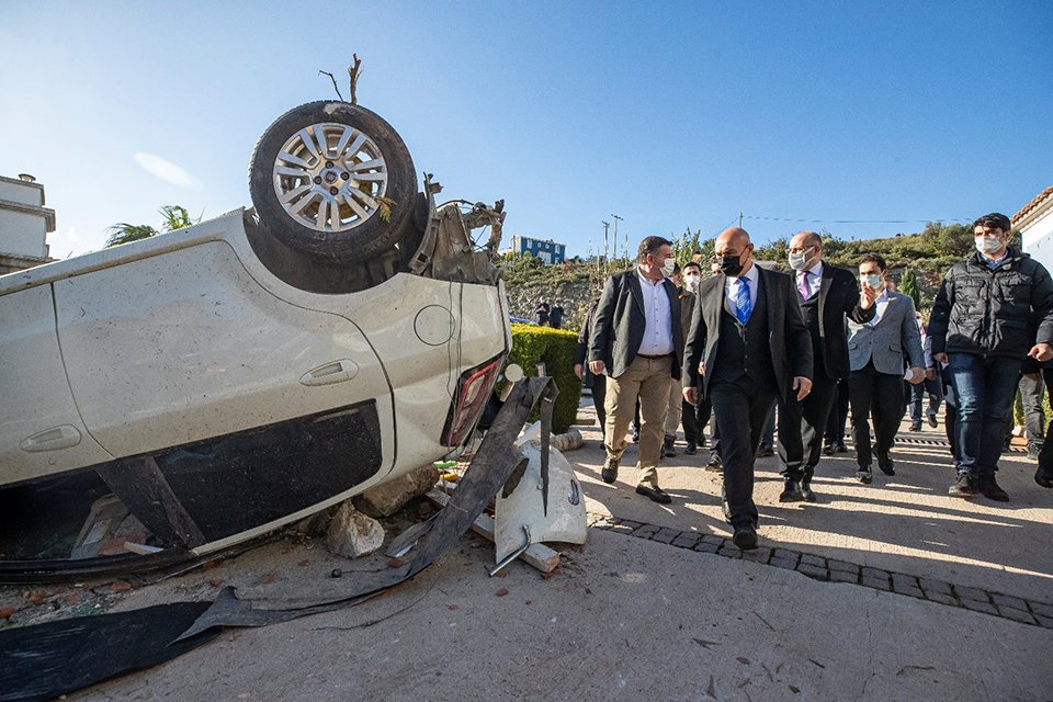 İzmir’de dün akşam saatlerinde Çeşme ilçesinde meydana gelen hortum ve