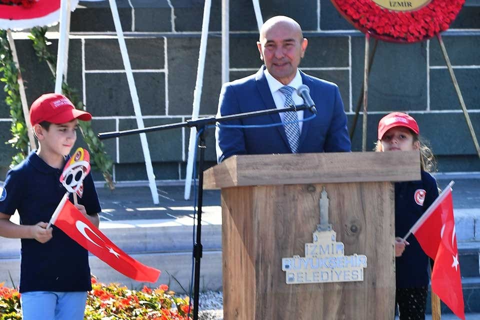 İtfaiye Haftası nedeniyle Cumhuriyet Meydanı'ndaki t&ouml;rende konuşan İzmir B&uuml;y&uuml;kşehir Belediye