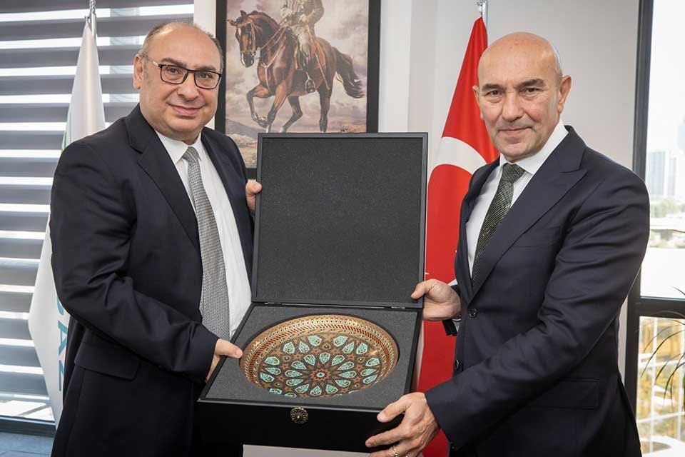 İzmir B&uuml;y&uuml;kşehir Belediye Başkanı Tun&ccedil; Soyer, Konak il&ccedil;esi &Ccedil;ınarlı Mahallesi&rsquo;nde