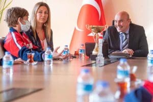 İzmir B&uuml;y&uuml;kşehir Belediye Başkanı Tun&ccedil; Soyer, İzmir&rsquo;de d&uuml;zenlenen U12 Erkekler
