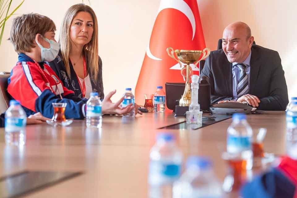 İzmir B&uuml;y&uuml;kşehir Belediye Başkanı Tun&ccedil; Soyer, İzmir&rsquo;de d&uuml;zenlenen U12 Erkekler