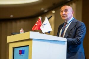 İzmir B&uuml;y&uuml;kşehir Belediye Başkanı Tun&ccedil; Soyer, B&uuml;y&uuml;kşehir Belediyesi tarafından s&uuml;rd&uuml;r&uuml;len