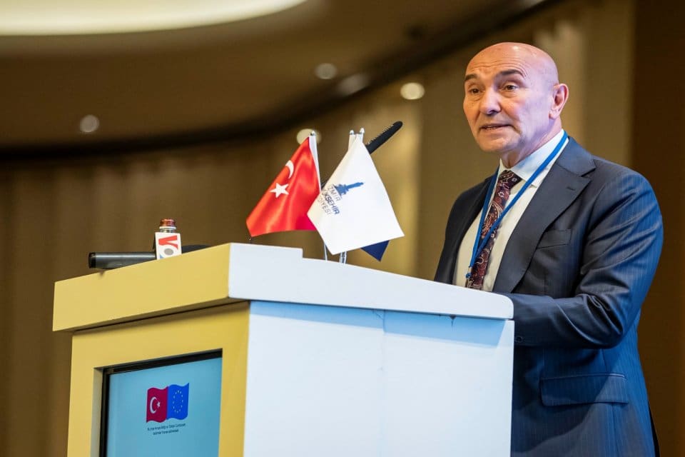 İzmir B&uuml;y&uuml;kşehir Belediye Başkanı Tun&ccedil; Soyer, B&uuml;y&uuml;kşehir Belediyesi tarafından s&uuml;rd&uuml;r&uuml;len