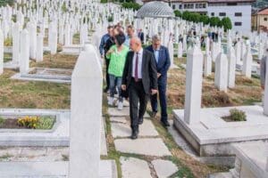 Srebrenitsa Soykırımı'nın yıld&ouml;n&uuml;m&uuml; nedeniyle beraberindeki heyetle Bosna-Hersek'e giden İzmir B&uuml;y&uuml;kşehir