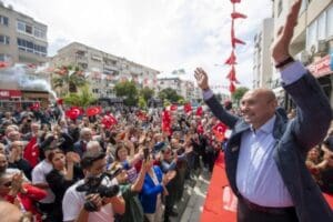 İzmir B&uuml;y&uuml;kşehir Belediye Başkanı Tun&ccedil; Soyer, G&uuml;zelbah&ccedil;e ve Narlıdere&rsquo;de CHP