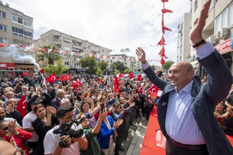 İzmir B&uuml;y&uuml;kşehir Belediye Başkanı Tun&ccedil; Soyer, G&uuml;zelbah&ccedil;e ve Narlıdere&rsquo;de CHP