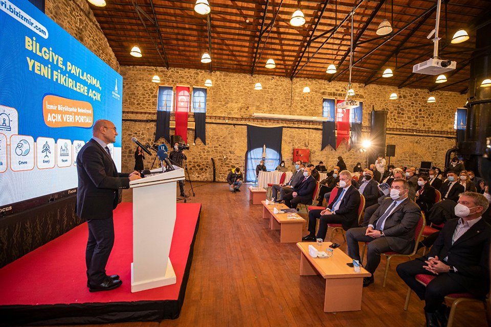 İzmir Büyükşehir Belediyesi “akıllı şehir İzmir”  hedefi doğrultusunda kentle ilgili