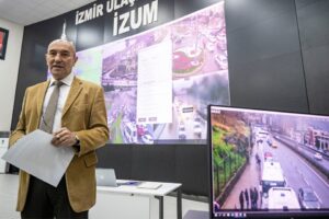 İzmir Büyükşehir Belediyesi ekipleri kentte gece saatlerinden itibaren aralıksız yağan