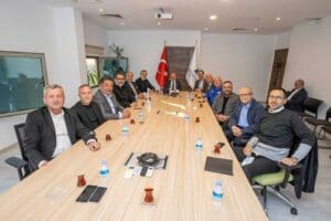 İzmir B&uuml;y&uuml;kşehir Belediye Başkanı Tun&ccedil; Soyer, İZVAK &ccedil;atısı altındaki profesyonel