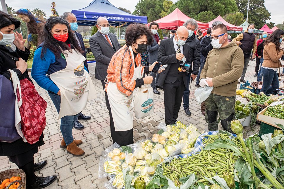 İzmir Büyükşehir Belediye Başkanı Tunç Soyer, Kültürpark Üretici Pazarı’nı ziyaret