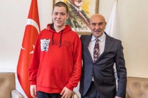 İzmir B&uuml;y&uuml;kşehir Belediye Başkanı Tun&ccedil; Soyer kendisiyle tanışmak isteyen 14