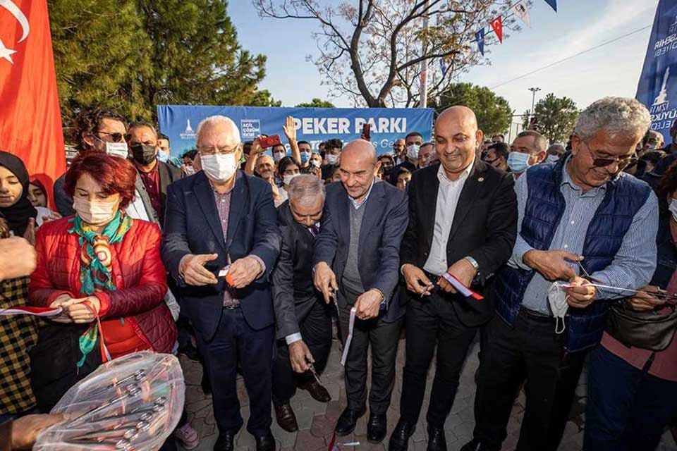 İzmir B&uuml;y&uuml;kşehir Belediye Başkanı Tun&ccedil; Soyer, mahallelerin sorunlarını hızla &ccedil;&ouml;z&uuml;me