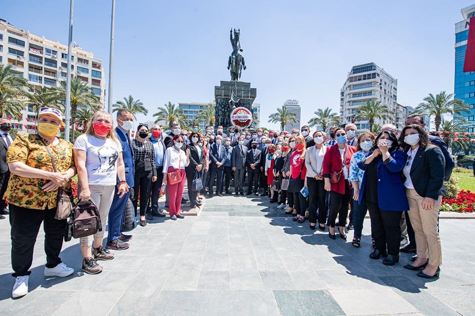 İzmir B&uuml;y&uuml;kşehir Belediye Başkanı Tun&ccedil; Soyer, CHP İzmir İl Başkanlığı'nın