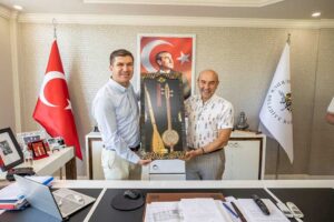 İzmir Büyükşehir Belediye Başkanı Tunç Soyer Burdur ziyaretinde kentler arasındaki