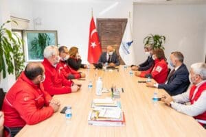 İzmir Kızılay Şubesi ile il&ccedil;e şube başkanları İzmir B&uuml;y&uuml;kşehir Belediye