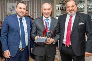 İzmir B&uuml;y&uuml;kşehir Belediye Başkanı Tun&ccedil; Soyer, K&uuml;&ccedil;&uuml;k Kul&uuml;p Derneği tarafından